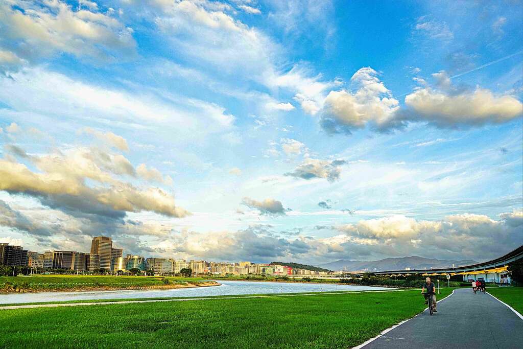 玩水玩沙後 亲子一起骑单车迎风观赏基隆河美景