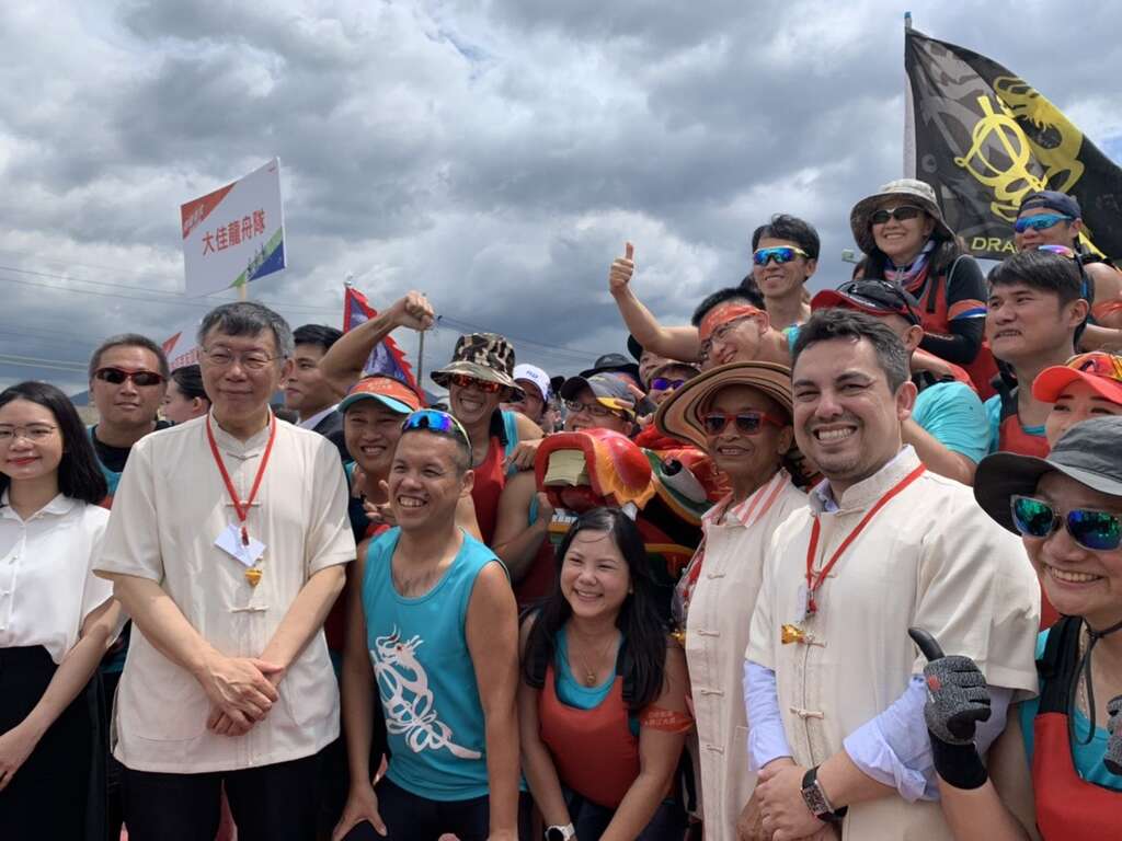 柯市长、贝里斯大使Diane C. Haylock及瓜地马拉共和国大使Willy Góme与龙舟选手开心合影