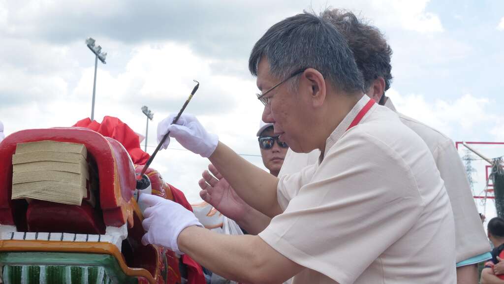 柯市长为龙舟开光点晴