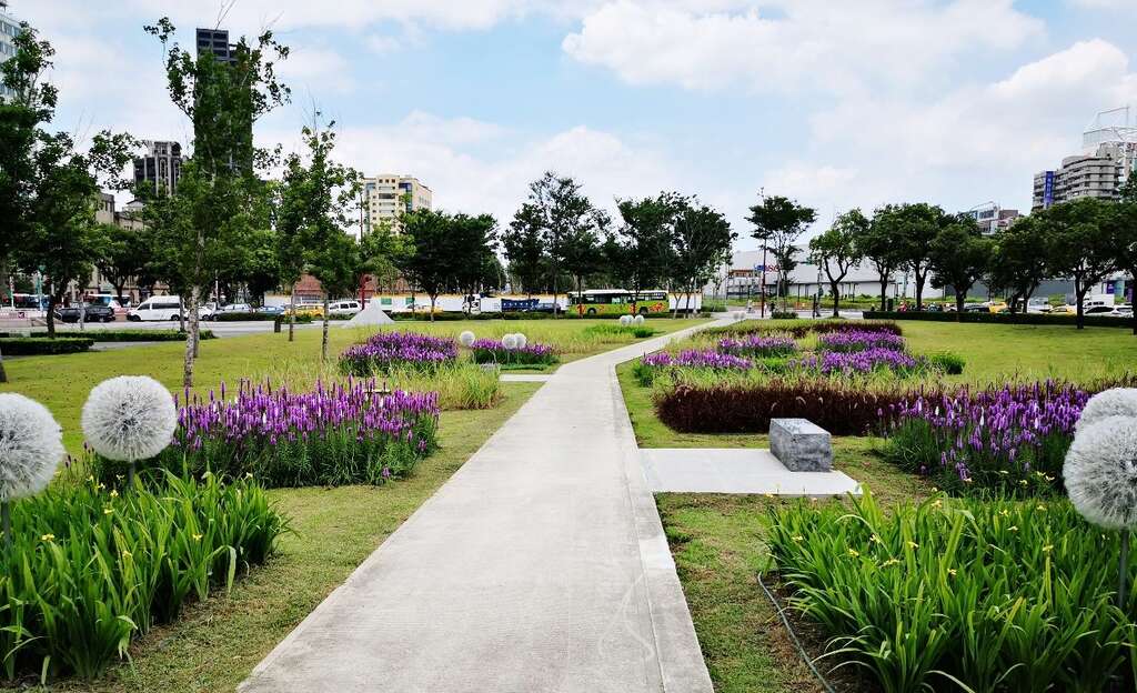 步道两旁缤纷的植栽为绿地增添色彩