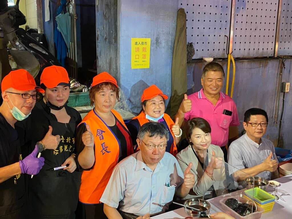 柯市长品尝公馆夜市合影