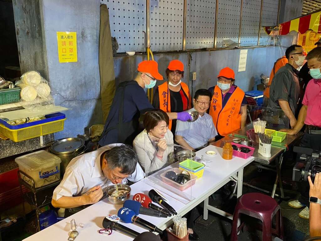柯市长品尝公馆夜市美食
