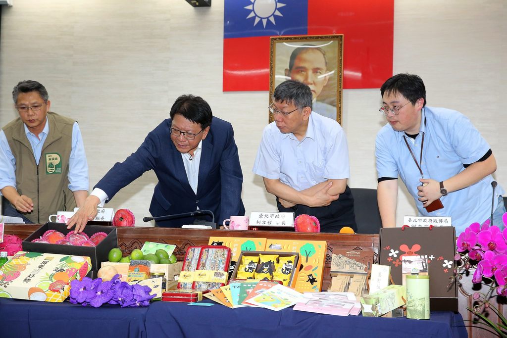 屏東縣長潘孟安介紹屏東農特產品