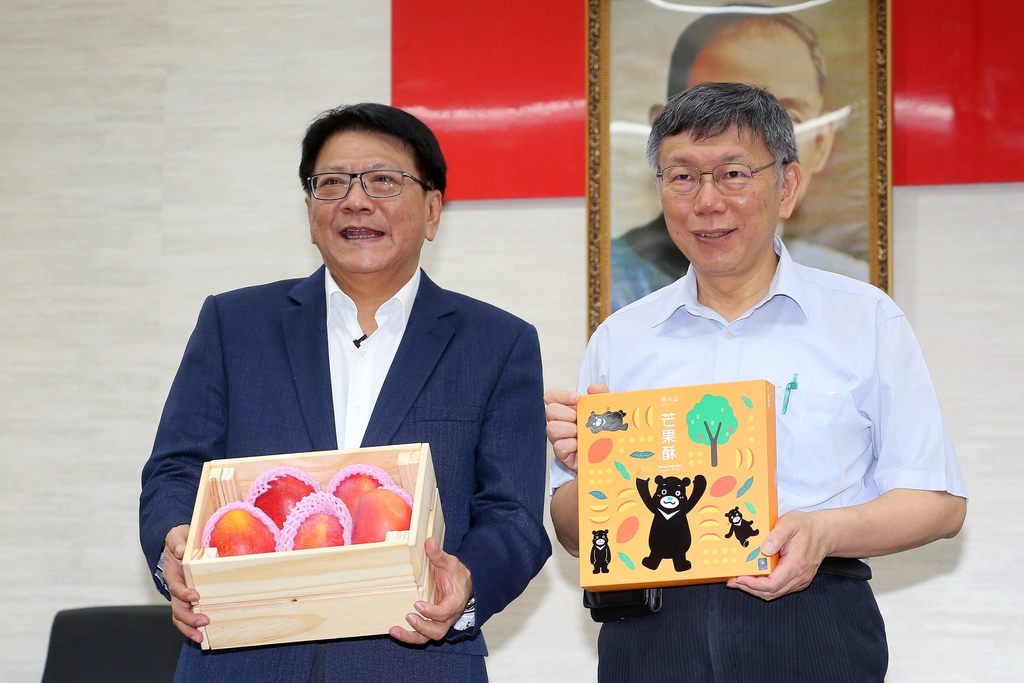 台北市长柯文哲与屏东县长潘孟安展示特色产品芒果酥与芒果