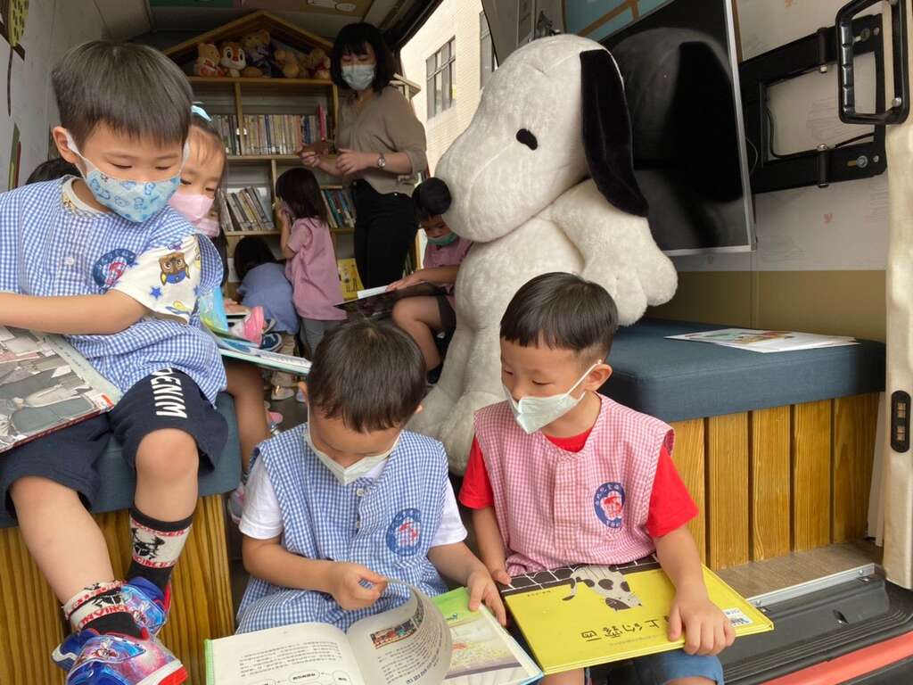 「行动书车前进校园场次」─小朋友专注阅读中，北市图特别挑选好书大家读得奖好书等经专家肯定之图书放置於书车供读者欣赏