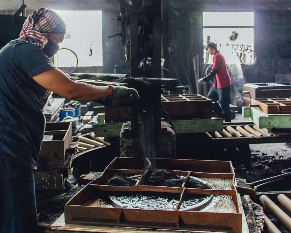 經過開模、鑄造、上色步驟，水利處團隊不計成本打造金屬人孔蓋模型！