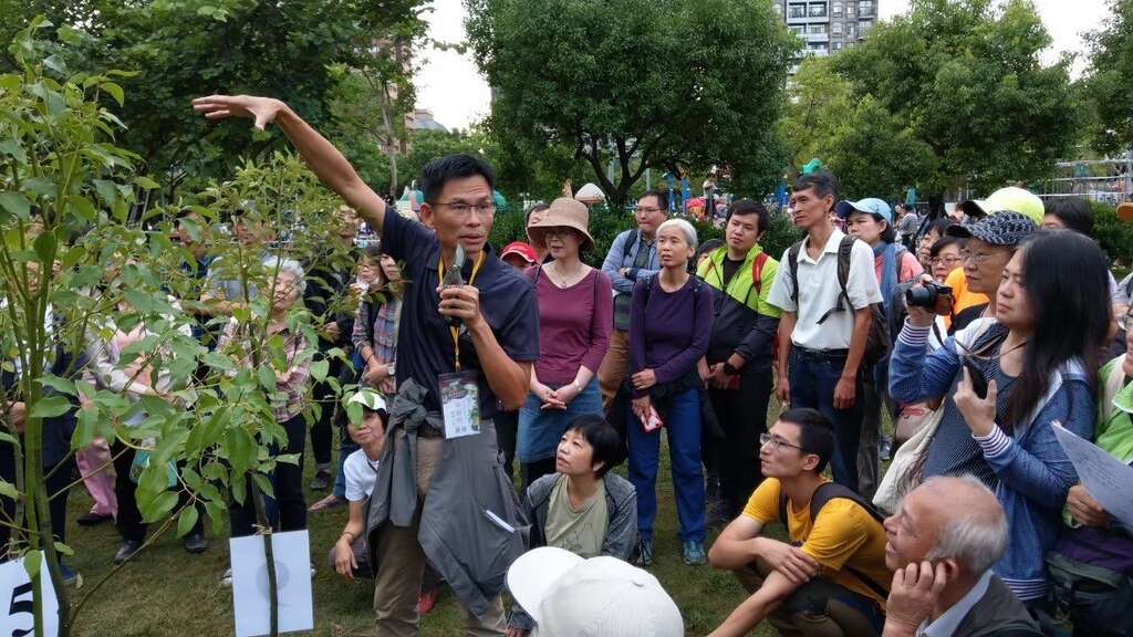去年啄木鳥活動由大安森林公園之友基金會陳鴻楷副執行長帶領學員們了解防颱修