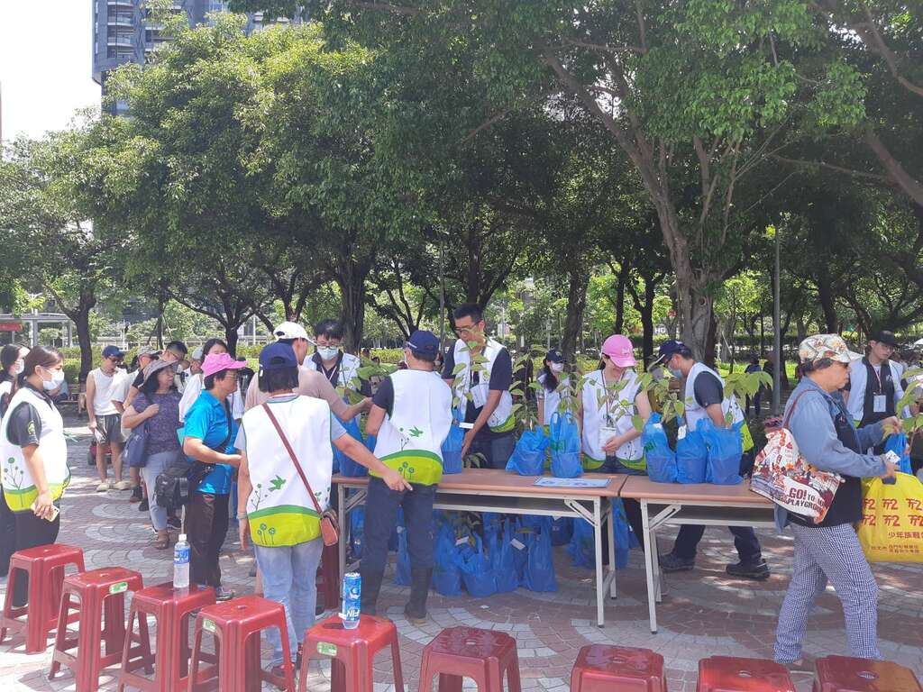 图九_收获满满民众开心领取樱花苗