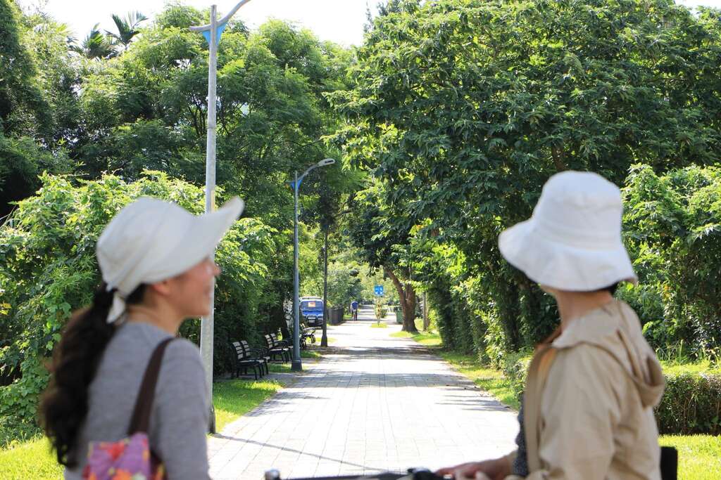 4人車共道型式，讓行人及單車騎士多了一份體貼的心尊重彼此