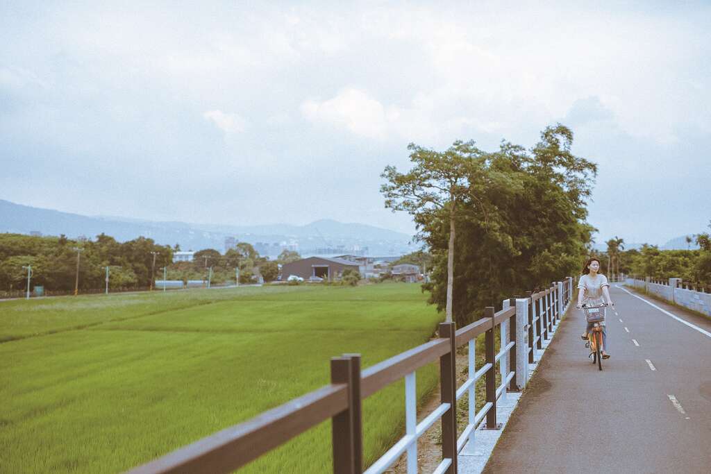 与其他位於台北的河堤景致不同，无尽的田园绿意是关渡平原自行车道的最大特色。