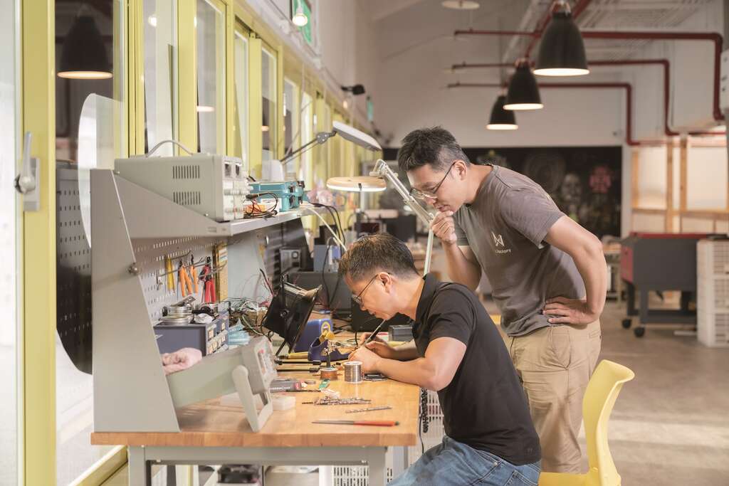 「Fablab Taipei 台北自造实验室」打造开放式交流平台，整合科技工具与数位资源，人人都可以自己动手打造产品，甚至开发新的创作想像。