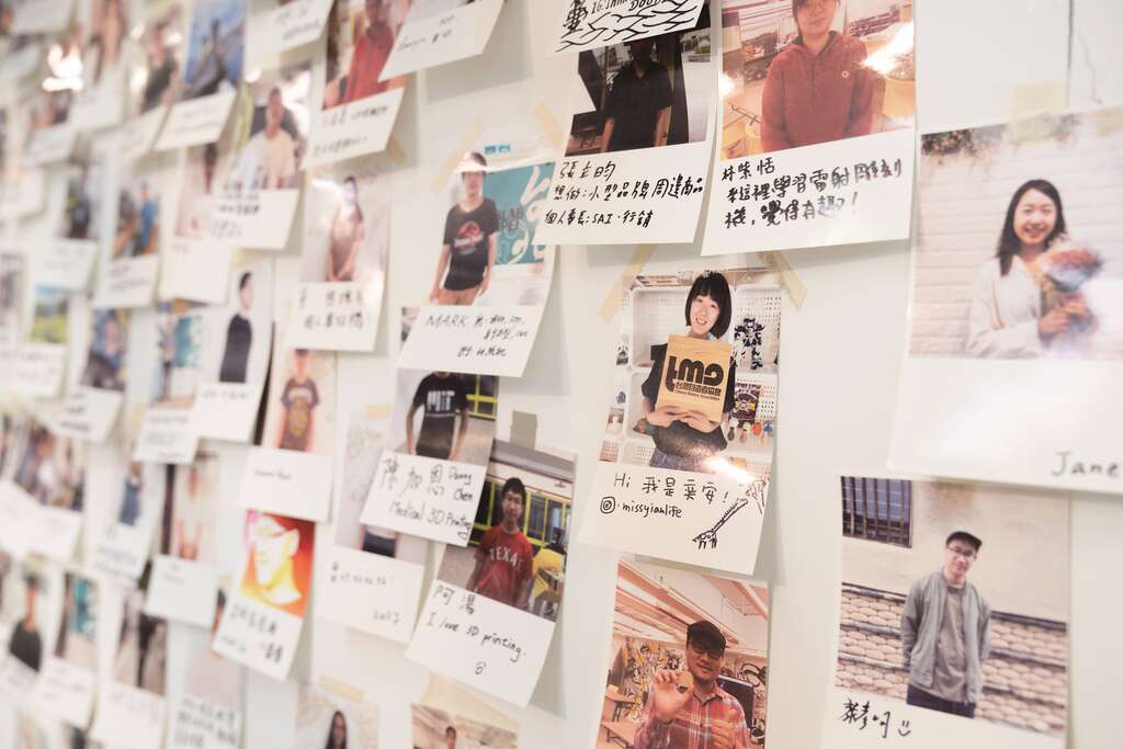 通過Fablab Taipei 的相關培訓後，認證的照片也是日後的操作通行證明，可自由申請並使用指定器械。