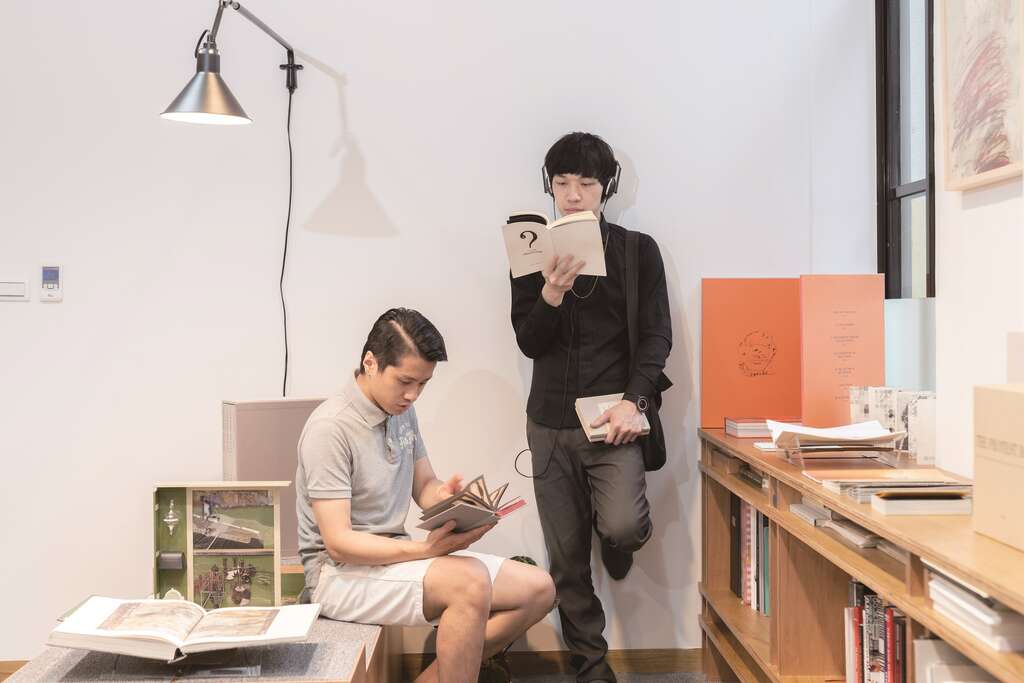 「PAPER MATTER」開放藝術家書籍文獻庫的空間預約，「森雨書房」則推動游牧書展與書籍流動借閱行動，各自推廣新型態的知識傳遞與交流，以閱讀體驗觸發多元的對話機會。
