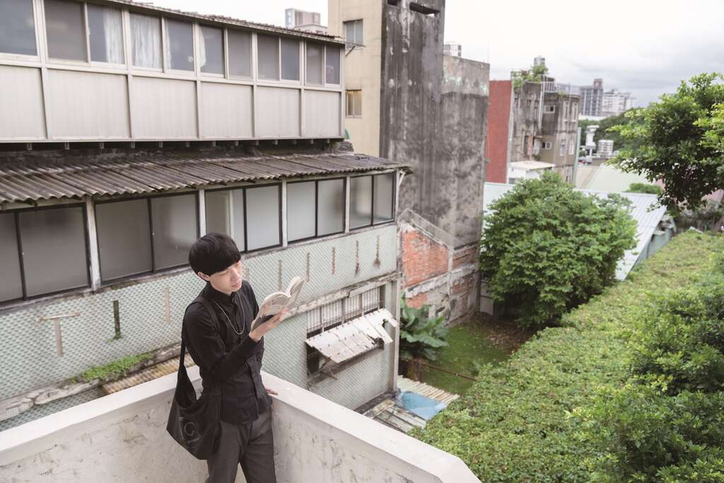 對鄭森雨來說，書籍不僅傳遞知識，更能營造風格與對話，改變固有空間的氛圍。