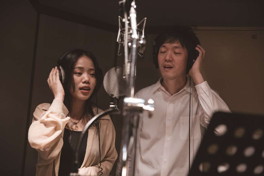 守夜人习惯在深夜时刻录音，将夜晚的心情化为音乐创作，唱出夜里都会人的心事。