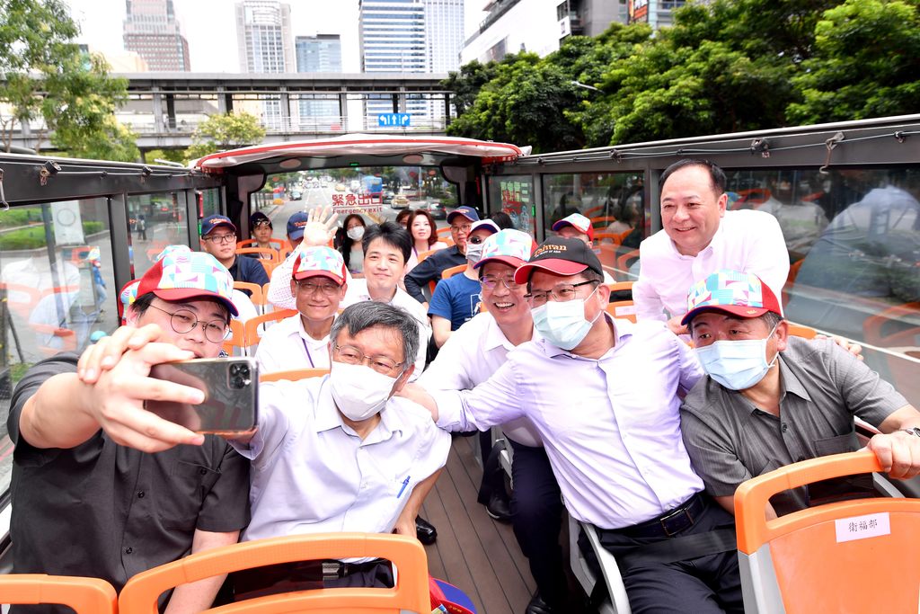 市长柯文哲与交通部长林佳龙、卫服部长陈时中於观巴上欢乐自拍