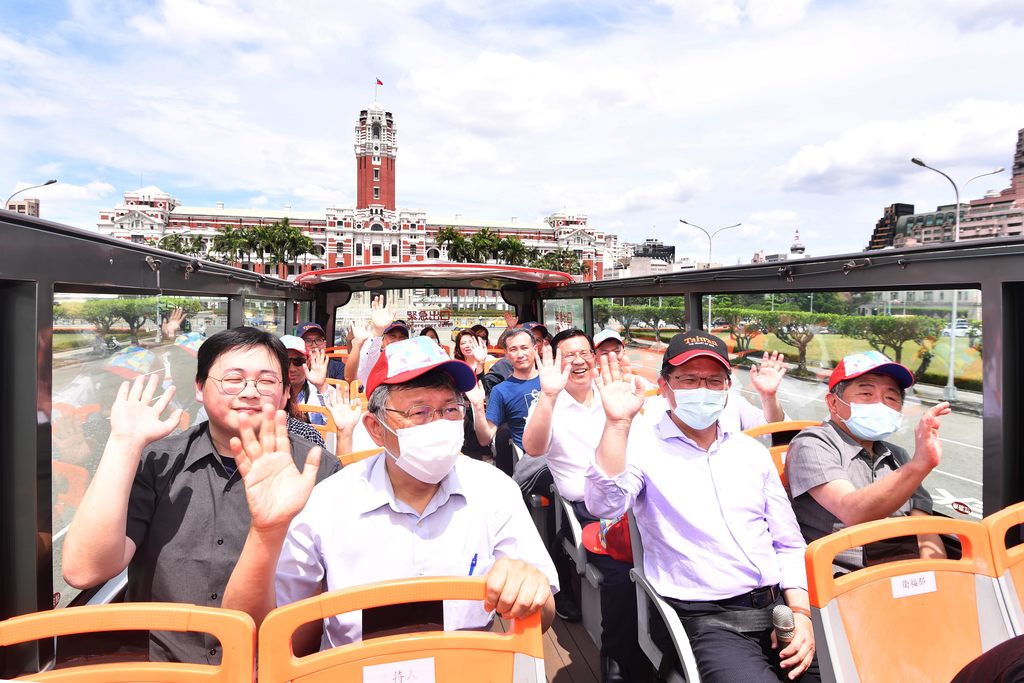 市长柯文哲与交通部长林佳龙、卫服部长陈时中、观传局长刘奕霆搭乘观光巴士与总统府合影