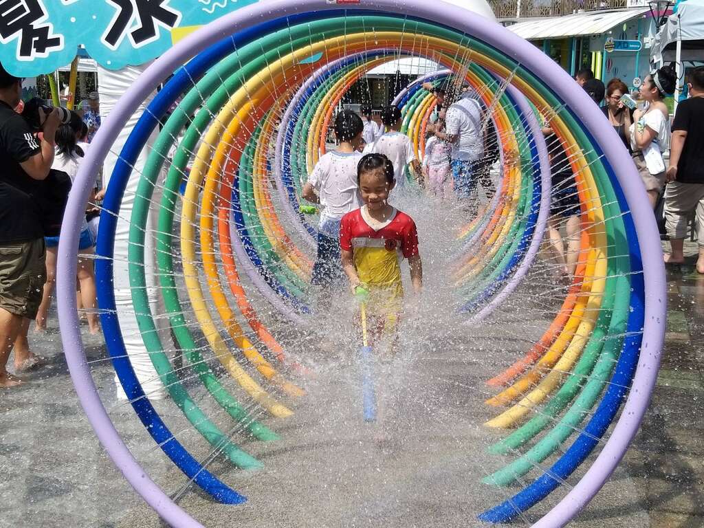 小朋友玩水