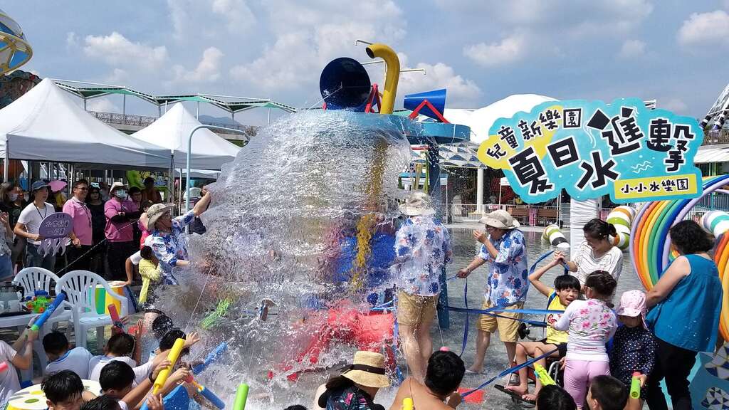 遊客們玩水