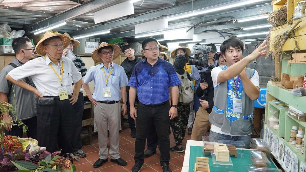 市长参观农场24节气活动之田间作物制作之手工艺品