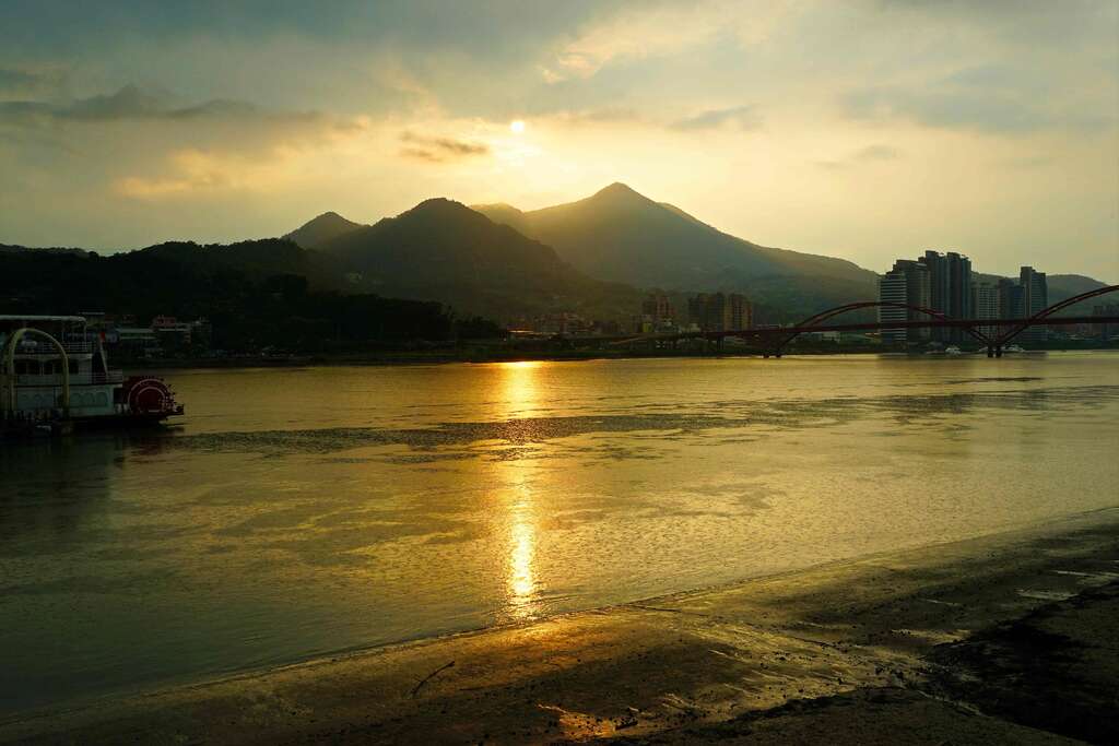 如果想看自然风景,以关渡为出发点是一个好选择,欣赏夕阳西沉,映照在淡水河水面上