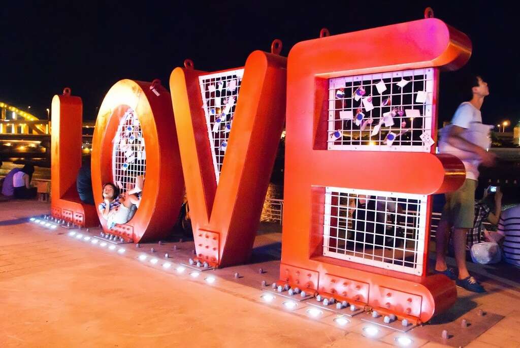 彩虹桥头的 LOVE 是热门的夜骑打卡景点