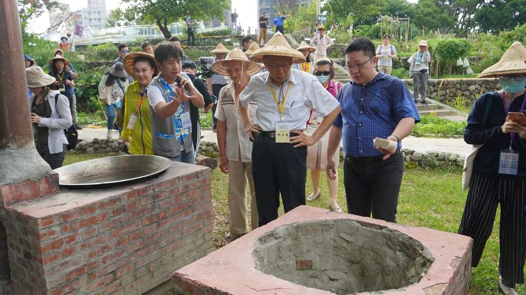 市长参观90岁客家志工懋伯自制的传统柴烧大灶