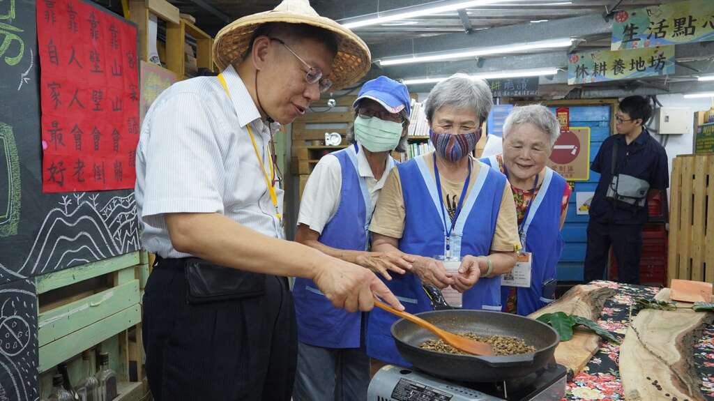 市長體驗炒臺北客家農場自產、自洗的咖啡豆