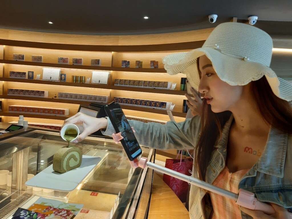 網紅Hani-軒穎到人氣名店-小茶栽堂體驗特色蛋糕「金萱烏龍捲」