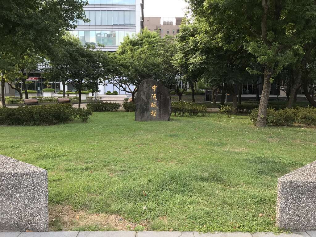 2.「中流砥柱」前方草皮区，是本次活动场地