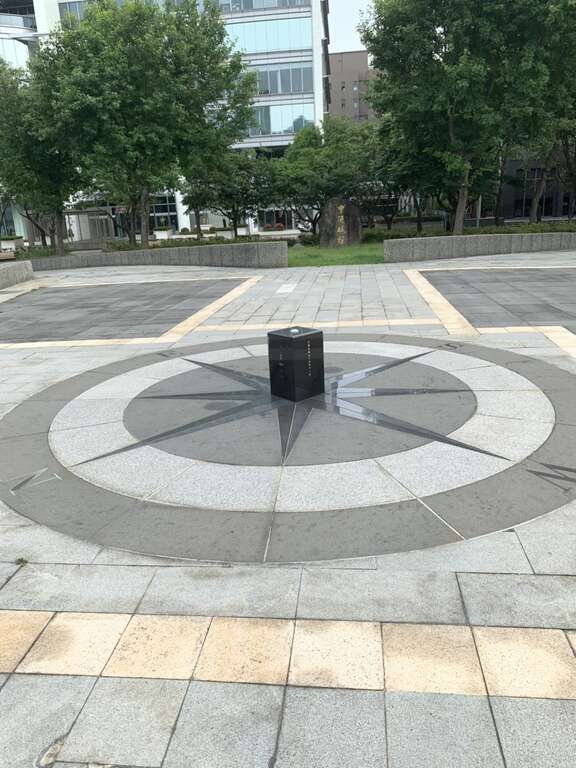 3.北势湖公园中央广场