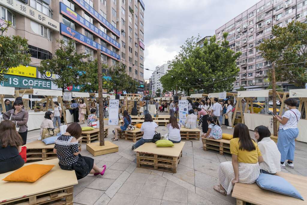 民众观赏颗颗书店市集街头艺人表演
