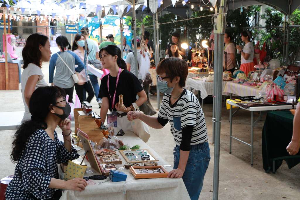 「摩燈北投 霓虹市集」現場人潮