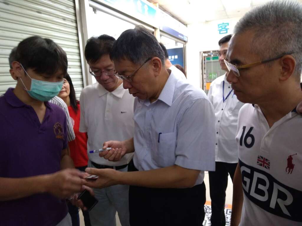 柯市长於光华商场於民众互动