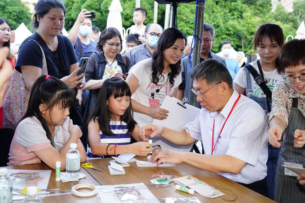 锡口文化节_刘佳雯摄_民生公园_市长与小朋友互动