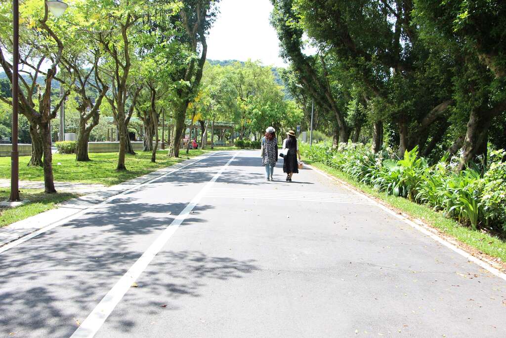漫步园区内暂时远离尘嚣