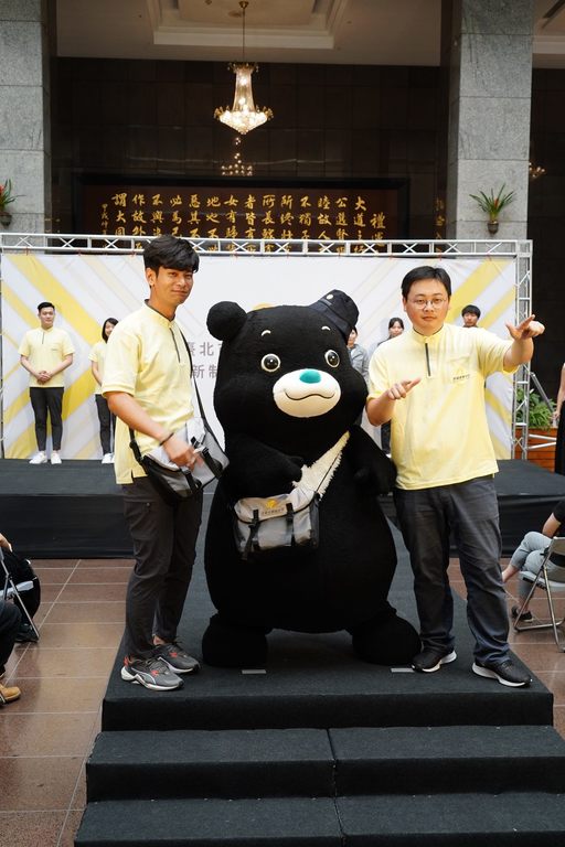 楊子儀與觀傳局長劉奕霆及熊讚穿著新制服亮相.JPG