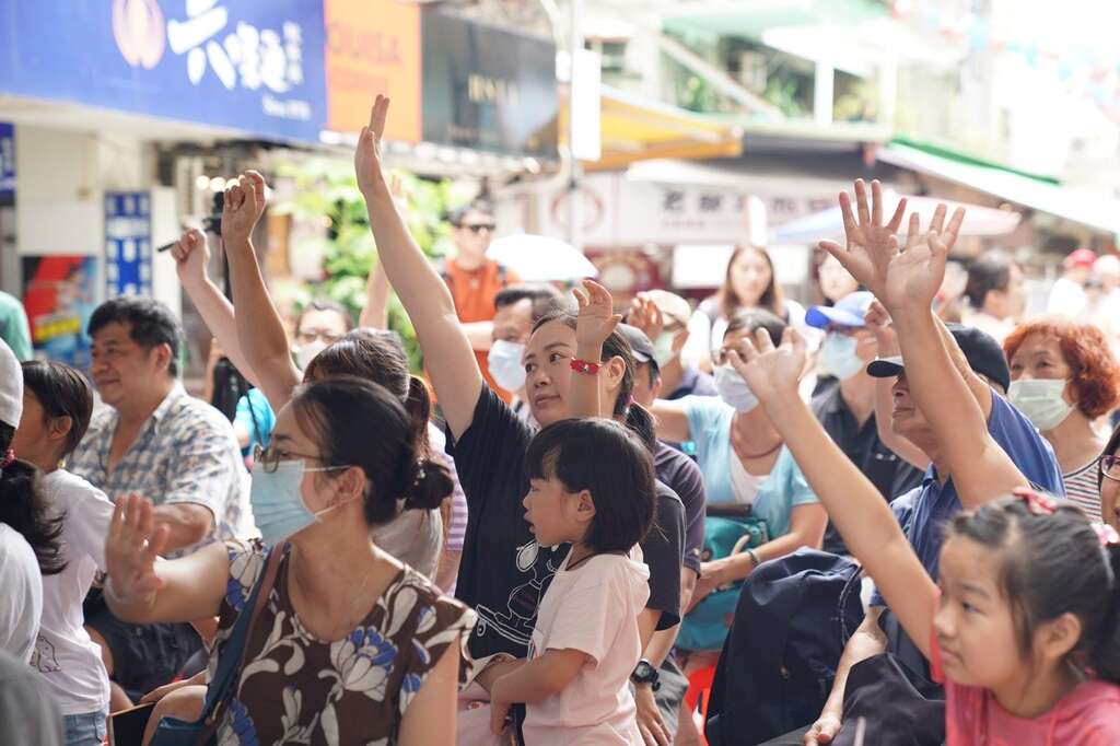 現場熱情參與活動的民眾