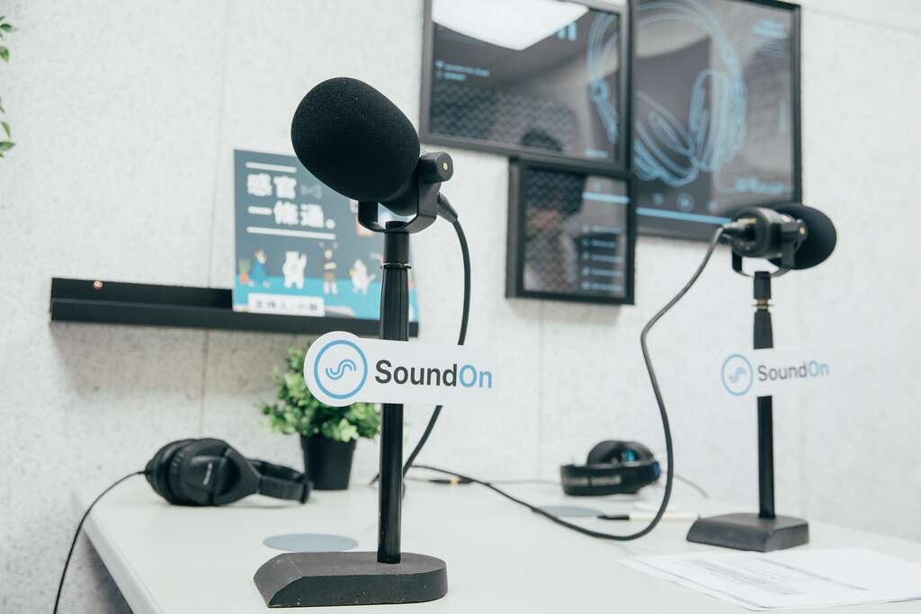 相較傳統廣播節目，Podcast 所需要的錄音設備更加輕巧，就算是一般素人，也有機會製播自己的節目。