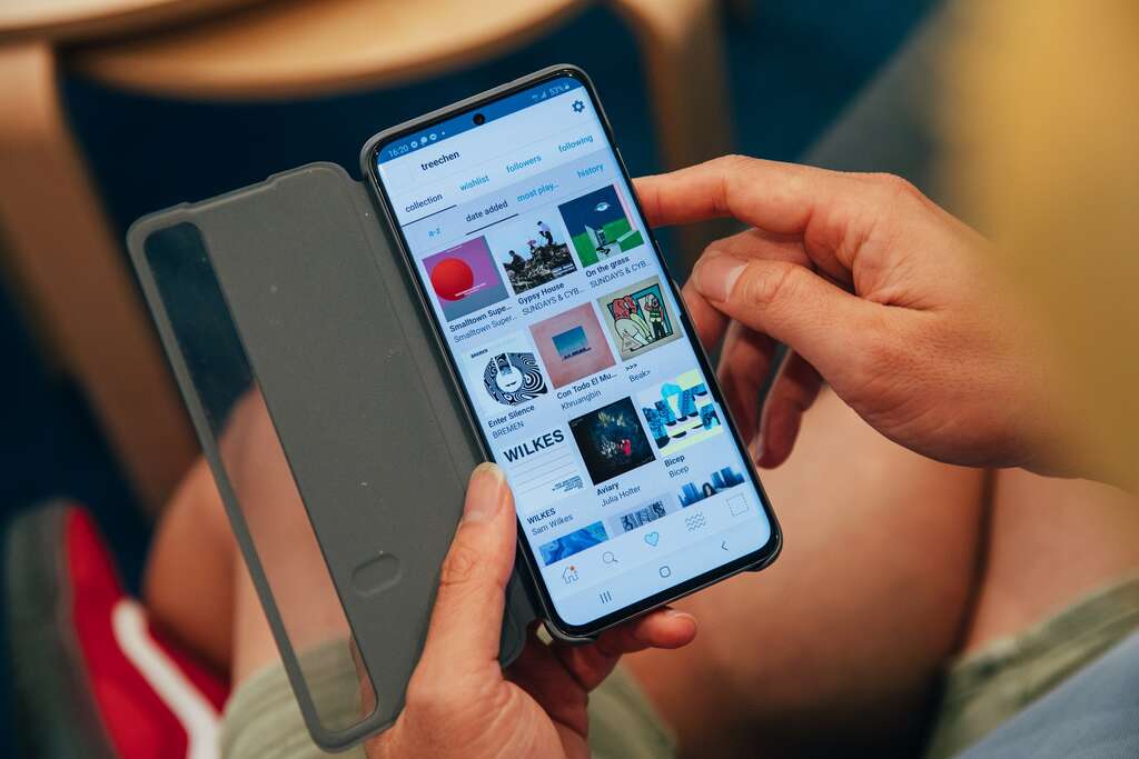 小樹隨時隨地聽音樂、找資料，讓自己不斷吸收音樂相關資訊。