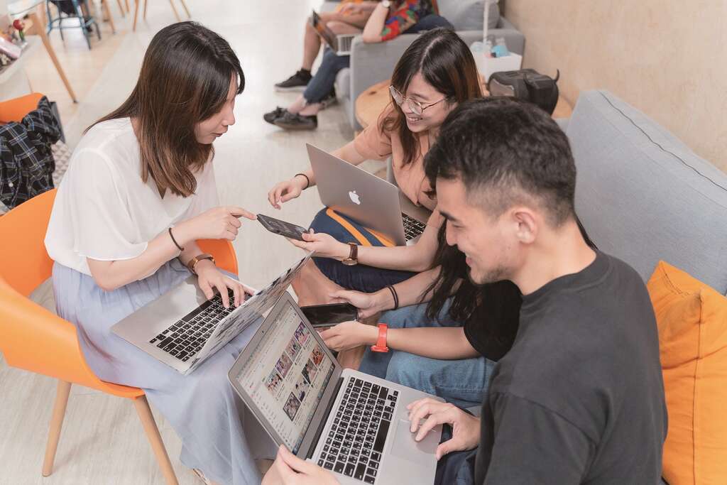 对习於使用网路交流的Z 世代而言，社群媒体是他们表达自我、寻求认同的重要管道。