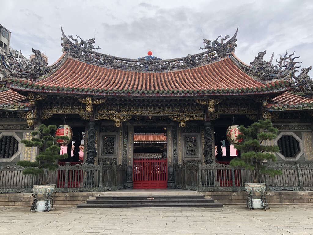 Lungshan-Temple-Front