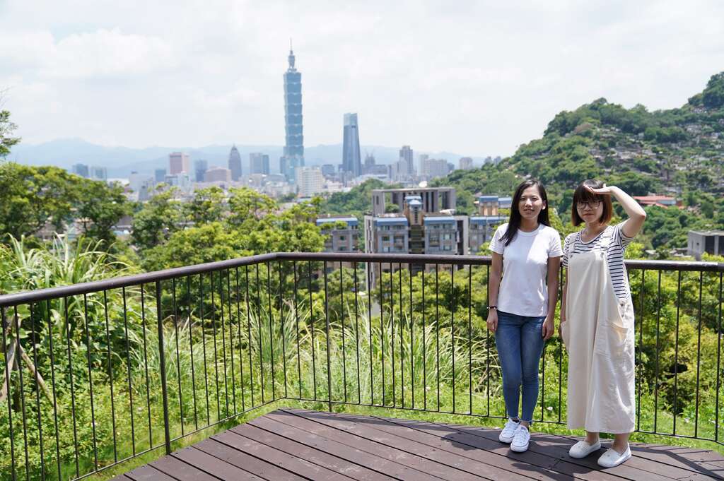 公园步道顶端可一览101高楼及市区景观