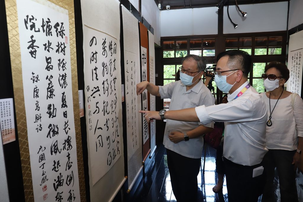 張炳煌教授介紹本次展品.JPG