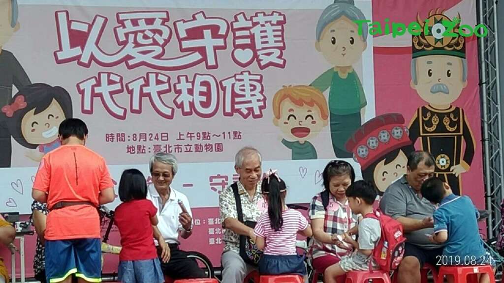 孙子女帮祖辈洗净双手後、涂上护手霜并按摩双手