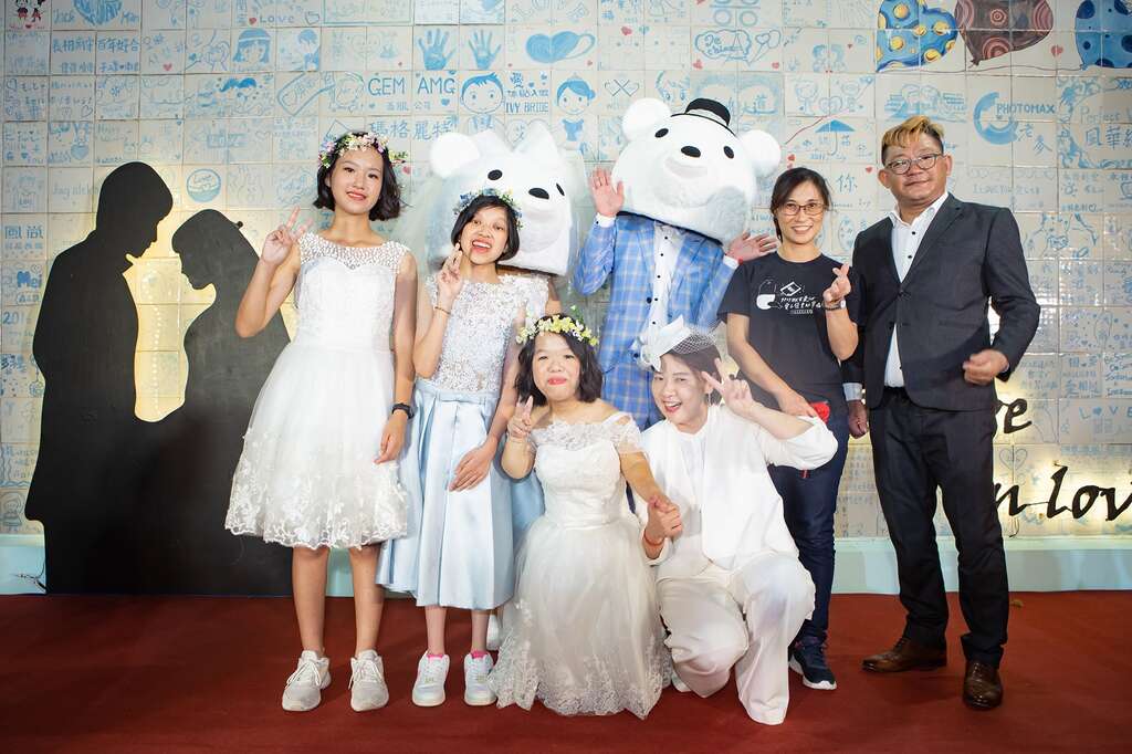 黃副市長珊珊、台北市愛國東路國際婚紗街發展協會李理事長俊龍及罕見疾病貴賓們合影