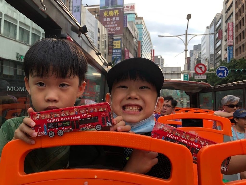 搭雙層觀光巴士，填寫意見回饋即可得汽車紙模型一台