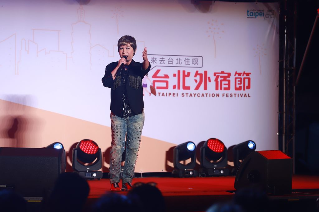 台北外宿節邀請黃小琥熱力開唱,現場觀眾陶醉浪漫氛圍。.JPG