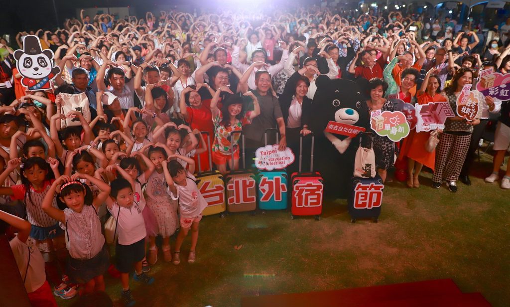 台北外宿節首場活動以七夕音樂趴為主題,現場超過百對情侶共襄盛舉。.JPG
