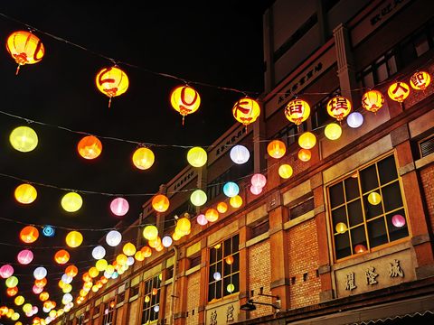 永樂廣場幸福燈飾即日起至9月20日，每天1800-2200亮燈，打造最夯約會及IG打卡景點。